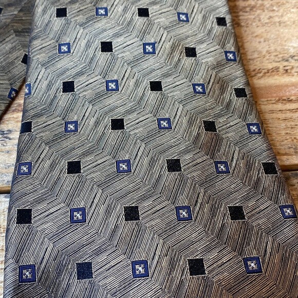 Embassy Row Neckware Mens Tie Grey/Gold geometric pattern 100% silk - Picture 4 of 5